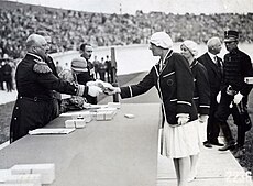 Lien Gisolf beim Empfang ihrer Silbermedaille aus den Händen von Prinz Hendrik.