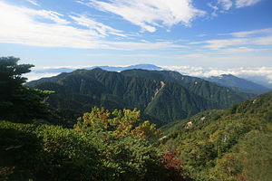 越百山方面から望む安平路山