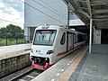 KRL KAI Commuter Bandara seri EA203 sedang berhenti di Stasiun Manggarai menuju Bandara Soekarno-Hatta melalui Duri-Batu Ceper, 2021