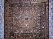 El enorme techo de madera del Salón de Embajadores (el salón del trono nazarí) en la Alhambra de Granada, España (siglo XIV)