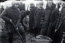 1930-1934. Понятые во дворе крестьянина при поиске хлеба в одном из сел Гришинского района Донецкой области.jpg