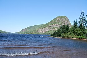 Vue du mont du Four surplombant le lac Ha! Ha!.