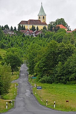 A faluba vezető út a római katolikus templommal