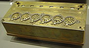 「Machine Arithmétique マシーヌ・アリトゥメティック（算術機械）」や「Pascaline パスカリーヌ 」と呼ばれているもの（フランスの数学者・思想家のブレーズ・パスカルが1645年に発明）。初期の機械式計算機。