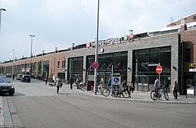 Empfangsgebäude von 2012, Südfront mit anschließendem Parkhaus