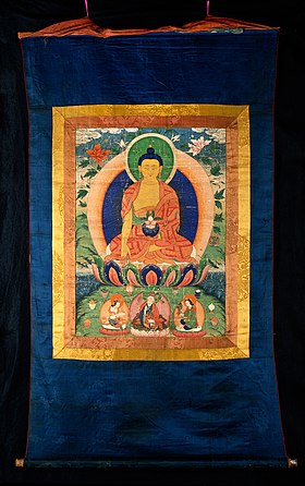 Bhaishajyaguru avec, à ses pieds, Padmasambhava et ses deux acolytes.