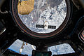 Statek Dragon zbliżający się do ISS widziany z modułu Cupola