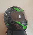 Casco de moto integral negro con detalles verdes