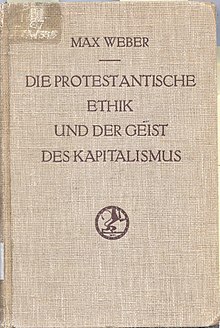 Farbfotografie eines vorderen Buchdeckels in braunem Stoff mit dem Titel „Max Weber. Die Protestantische Ethik und der Geist des Kapitalismus“. Unten ist als braunes Logo ein stehender Affe in einem Kreis. Oben links sind die Reste eines Aufklebers und am unteren Buchrücken der Rand eines weißen Zettels zu erkennen.