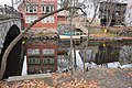 Vestiges des fondations des parois canalisant la Mystic River à Somerville et Medford.