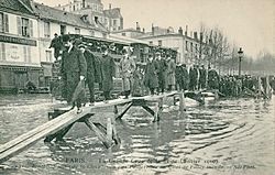 L’inondation de 1910 À gauche, maisons basses remplacées par des immeubles hauts vers 1918-1920.