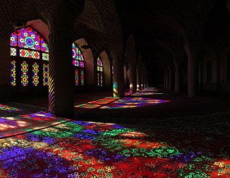 Intérieur de la mosquée Nasir-ol-Molk, dans la ville iranienne de Chiraz, construite de 1876 à 1888 sous les Kadjar. La lumière traversant les vitraux multicolores de sa façade se réfléchit sur les tapis. (définition réelle 4 538 × 3 513)