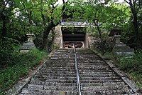 生石神社　拝殿 階段途中を横切る県道から撮影。古い絵図では拝殿となっているが、現在は休憩所のように使用されている。