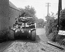 Photo de chars américains Cromwell et Sherman sur une petite route dans les environs de Tilly-sur-Seulles