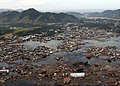 Un villaggio della provincia di Aceh (Indonesia) devastato dalla tsunami generata dal terremoto dell'Oceano Indiano del 2004. Il mare si vede nella parte alta della fotografia, ad alcuni chilometri di distanza.