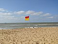 Het strand van Oostende, met de vlag van Oostende.