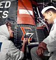 Schirra dohliada na maľovanie loga Sigma 7 na kabínu svojej kozmickej lode