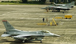 2 MiG-27 derrière un F-16 américain en 2006.