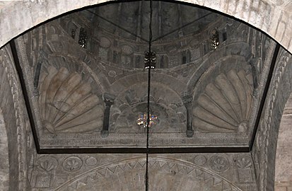 Trompas formadas sobre arcos apoyados en pequeñas columnas, cerradas por bóvedas de horno ornamentales en forma de conchas, que soportan la cúpula frente al mihrab de la Gran Mezquita de Kairouan, siglo IX, Túnez.