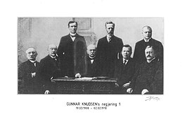 Knudsens andre regjering i 1913: Fra venstre: 1. Hans V. Keilhau, forsvarsminister 2. Nils Claus Ihlen, utenriksminister 3. Lars Abrahamsen, justisminister 4. Gunnar Knudsen, statsminister 5. Anton T. Omholt, finansminister 6. Aasulv Bryggesaa, kirke- og undervisningsminister 7. Andreas Urbye, arbeidsminister 8. Johan Castberg, sosial- og handelsminister NB! Bildet er feilaktig merket regjering 1