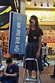 周庭在設於記利佐治街的香港眾志攤位呼籲市民參與燭光晚會