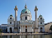 La façade de l'église sur la Karlsplatz.