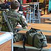 Soldat suisse dans une gare