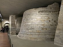 Restes du mur oriental de la forteresse du Louvre