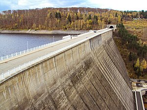 Staumauer und Stausee der Rappbode-Talsperre von Osten