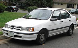 Egy Toyota Tercel szemből