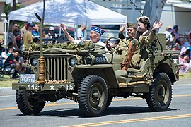 Japonskoameričtí druhováleční veteráni v džípu na pamětní přehlídce