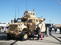 ネリス空軍基地のイベントで展示されるマックスプロ。横に立つ人物と比較し、車体の巨大さがわかる。