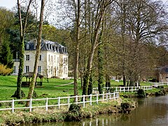 Le château de Bellefontaine et le plan d'eau du parc.