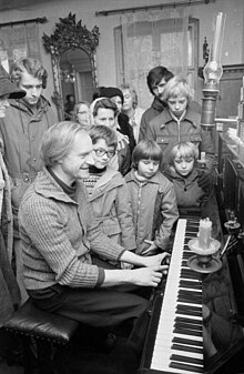 Charlotte v. Mahlsdorf demonstrating pianola to a school group (1977)