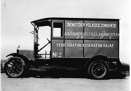 Mobil yang digunakan Dinas Kesehatan Rakyat (Dienst der Volks Gezondheid) sekitar tahun 1925