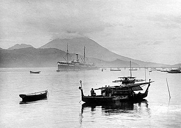 Orembai tradisional dengan layar yang diturunkan (entah layar tanja atau layar lete/layar capit kepiting), Ternate. Antara 1910–1930