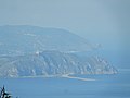 Tipica "freccia litorale" formata da correnti di deriva che isola pozze d'acqua salata e piccoli bracci di mare (i Laghetti di Marinello - Tindari, Sicilia).