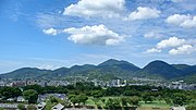 熊本城天守閣往西方所見的金峰山（日语：金峰山 (熊本県)）周邊市區