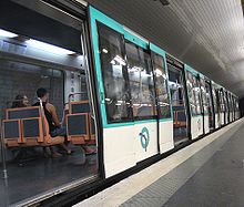 Rame MF 88 garée à la station Louis Blanc.