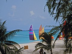 Perahu layar di Pantai Seven Mile