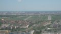 Vue générale de l'aéroport en approche finale sur la piste 09R.