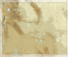 Mapa konturowa Wyomingu, blisko lewej krawiędzi nieco u góry znajduje się czarny trójkącik z opisem „Mount Moran”