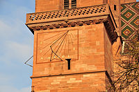 Die Sonnenuhr am Basler Münster zeigt die alte Basler Zeit.