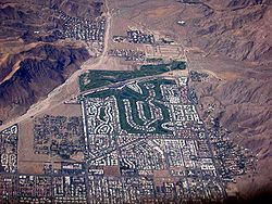 Pemandangan udara wilayah barat daya Palm Springs (menghadap selatan), dengan Canyon Country Club di tengah.