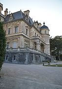 Vue d'un château ; tourelles en dôme et balustrades en pierre.