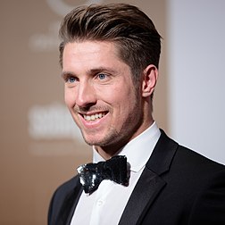 Le skieur alpin autrichien Marcel Hirscher lors de la cérémonie des personnalités sportives autrichiennes de l'année 2015. (définition réelle 3 000 × 3 000)