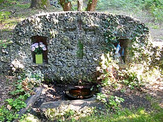 Fontaine Notre-Dame à Mimizan, réputée soigner la « couleuvre », appellation populaire de la diarrhée des enfants, et les maladies des yeux. Petit monument en garluche orné de statues de la Vierge à qui elle est dédiée et d'un crucifix, cette fontaine est édifiée en 1967 le long du Courant en un lieu qui commémore l'endroit où une femme fut guérie d'une maladie de peau vers 1907.