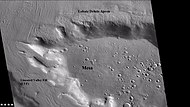 背景相机拍摄的桌山广角图显示了舌状岩屑坡和线状谷底沉积，这两者都被认为是被碎屑覆盖的冰川，地点是伊斯墨诺斯湖区。