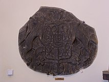Kartusz z herbem złożonym – herb Sulima w polu sercowym z Zamku książąt Sułkowskich