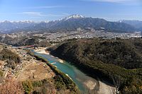 天守展望台から望む木曽川、中津川市街地と恵那山